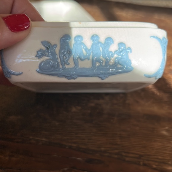 Wedgwood embossed trinket box - Picture 9 of 11